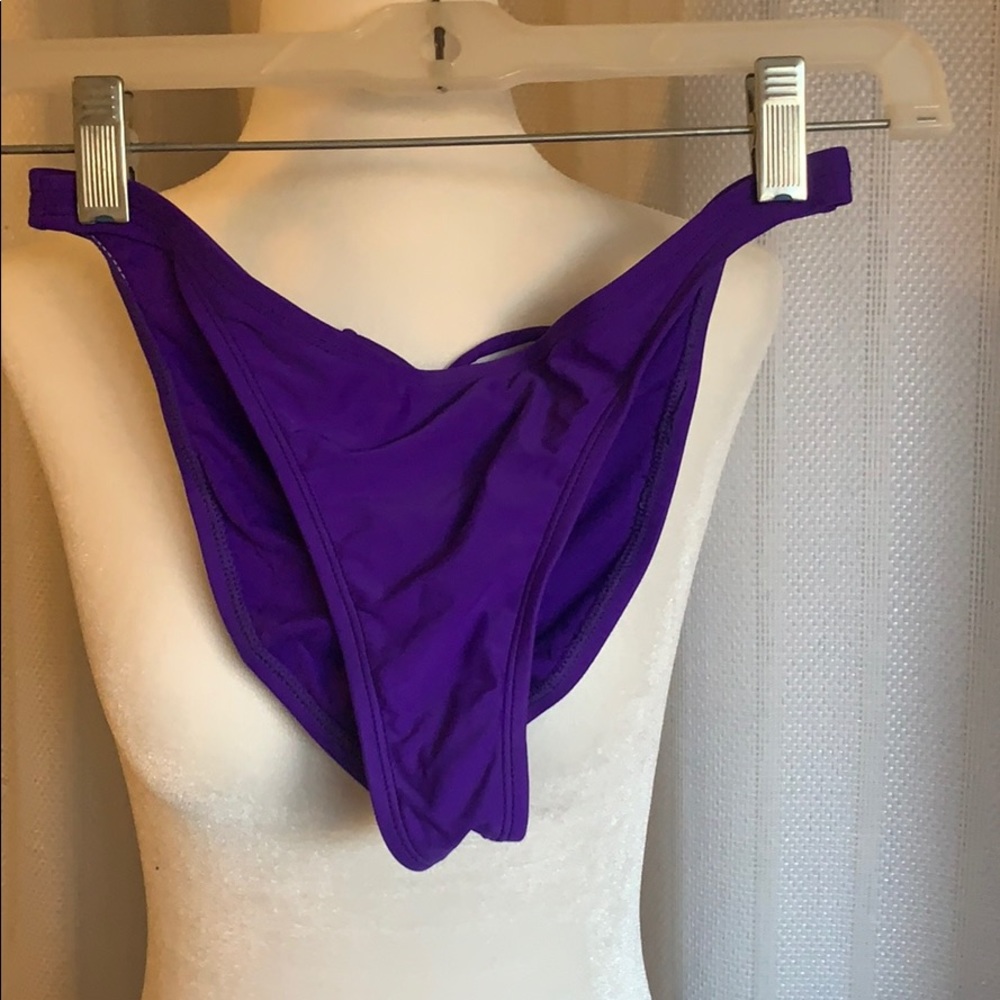 Bikini bottom with ruching on back